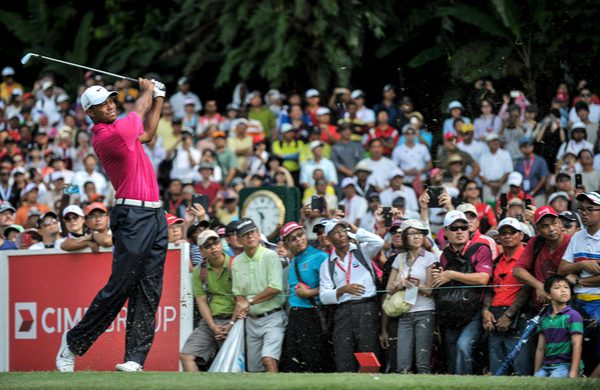 5 Tips for Overcoming Performance Anxiety on the Golf Course Now 1 Tiger Woods Overcoming Performance Anxiety in front of a crowd